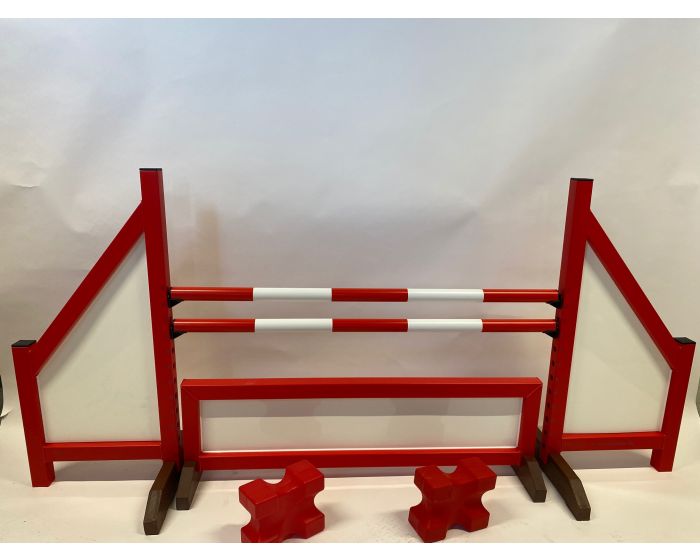 Obstáculo rojo (cerrado) completo con dos vigas de salto, 4 soportes de suspensión, valla de obstáculos y 2 bloques de cavaletti main product photo